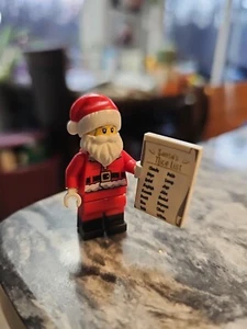 LEGO Holiday Minifigur-Weihnachtsmann (mit schöner Liste) - Bild 1 von 1