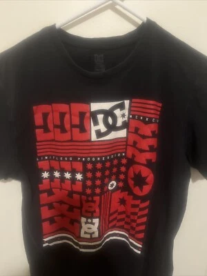 Camiseta DC Shoes roja gráfica negra talla pequeña Foto 1 de 4