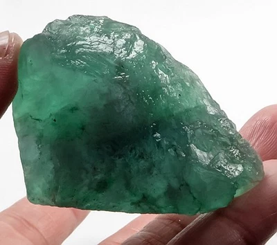 Muestra de cristal de fluorita verde natural de 266 quilates en bruto YVU1294 Foto 1 de 3