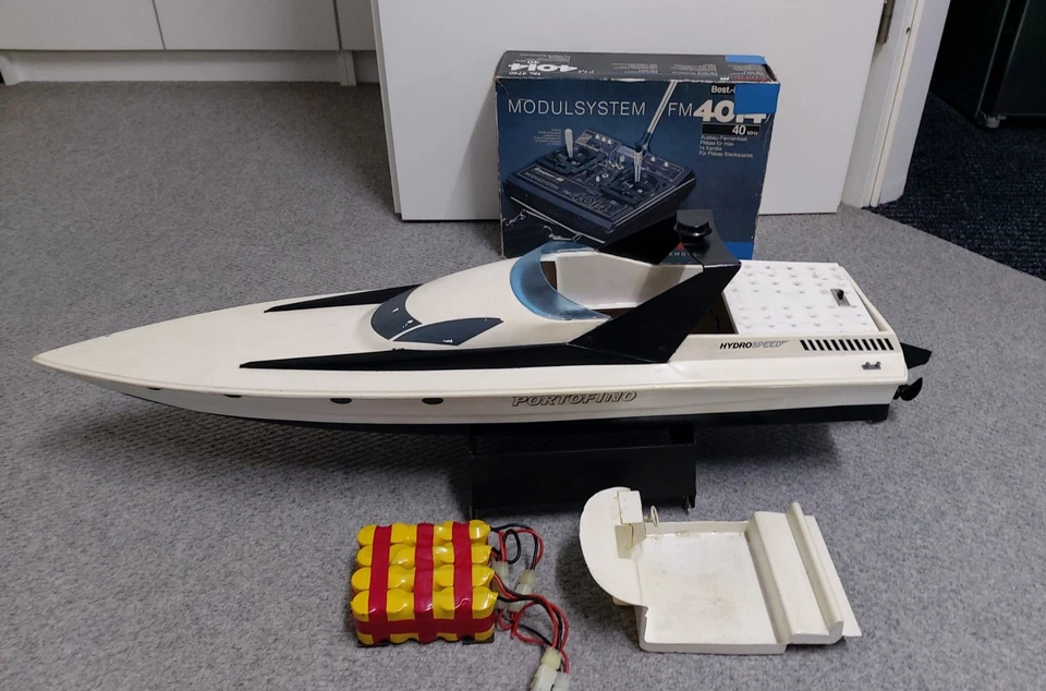 Ferngesteuertes Boot der Marke Graupner an Bastler mit Fernsteuerung  - Bild 1 von 4