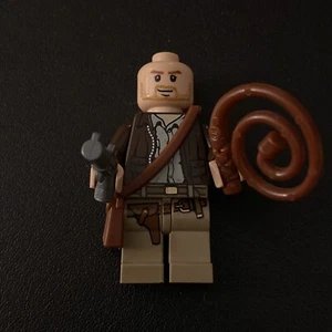 LEGO INDIANA JONES MINIFIGUR MIT PEITSCHE UND REVOLVER, OHNE HUT - Bild 1 von 8