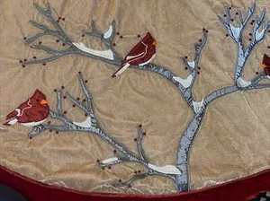 Falda de árbol de Navidad cardinal forrada de terciopelo St. Nick's Choice - Imagen 1 de 10
