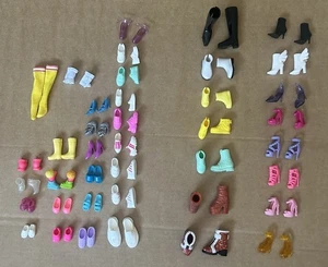 Konvolut 40 Paar Puppenschuhe Stiefel Heels Flats Barbie Ken Fashion & andere Puppen - Bild 1 von 11