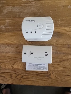 Lot Of 2 Carbon Monoxide Detectors 1 First Alert 1 Kidd - Image 1 of 4