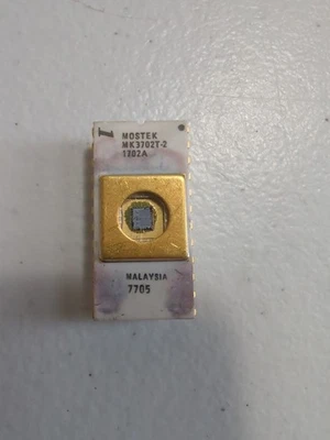 Mostek MK3702T-2 EPROM (Erasable Programmable Read-Only Memory) chip. - Image 1 of 4