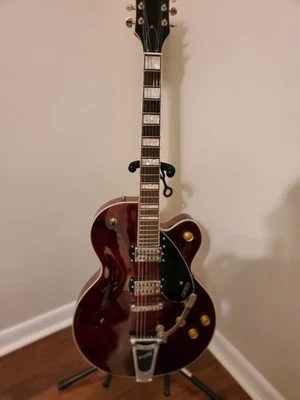 Gretsch G2420T Streamliner Cuerpo hueco de corte único con mancha de nogal Bigsby Foto 1 de 4