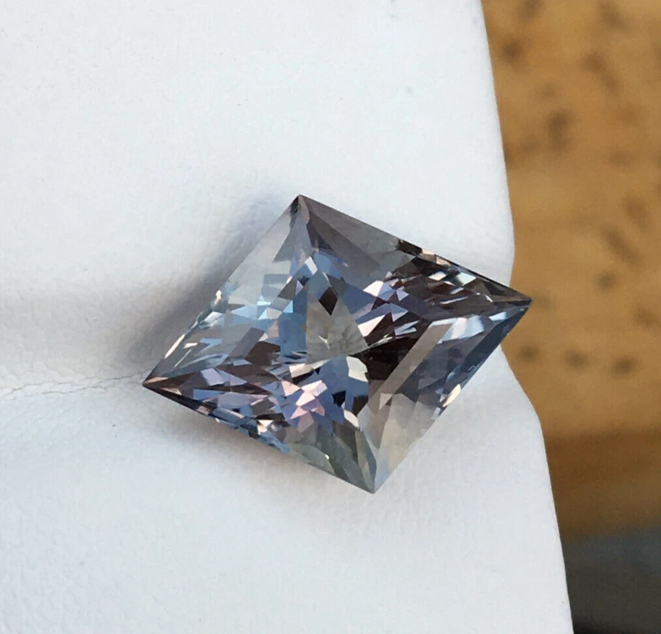 Excellent bio quartz kite cut loupe clean gemstone beautiful mermaid 4.75 carat - Image 1 of 4