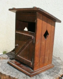 Ancienne et insolite boite a cigarettes et briquet en forme de wc extérieur - Imagen 1 de 7