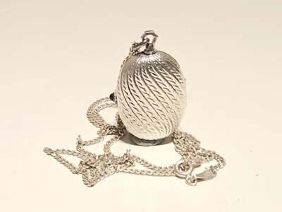 RELOJ COLGANTE VINTAGE RARO LUJO OVALADO RELEIF SUIZO PLATEADO DAMAS "REAL" Foto 1 de 4