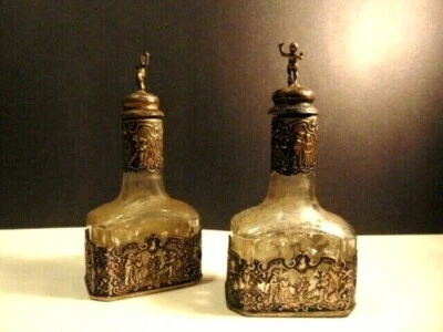 2 botellas de tocador Storck & Sinsheimer plateadas y de vidrio grabado con tapas de querubines Foto 1 de 4