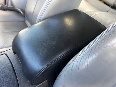 2009 英菲尼迪 G37 扶手控制台盖黑色皮革带通风口原始设备制造商 — 第 1/4 张图片