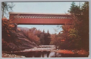 Eine überdachte Brücke in Vermont’s schöner Außenlandschaft, USA, Vintage Postkarte. - Bild 1 von 2
