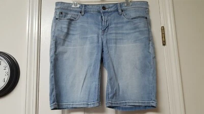 LADIES JCP  WOMANS DENIUM CAPRI / BERMUDA JEANS - DENIUM BLUE - SIZE 32/14 - Image 1 of 2