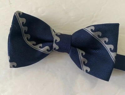 Pajarita delgada Massimo Dutti azul marino plata onda 100 % seda preatada hecha en Italia nueva con etiquetas Foto 1 de 4