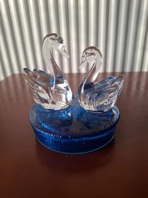 Attractive High Quality RCR Italy Blue Crystal Glass Figurine/Paperweight Swans - Image 1 of 3