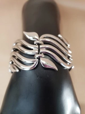 Pulseira Vintage Monet Tom Prata Trabalho Aberto Largo Elos Duplos com Corrente de Segurança - Imagem 1 de 4