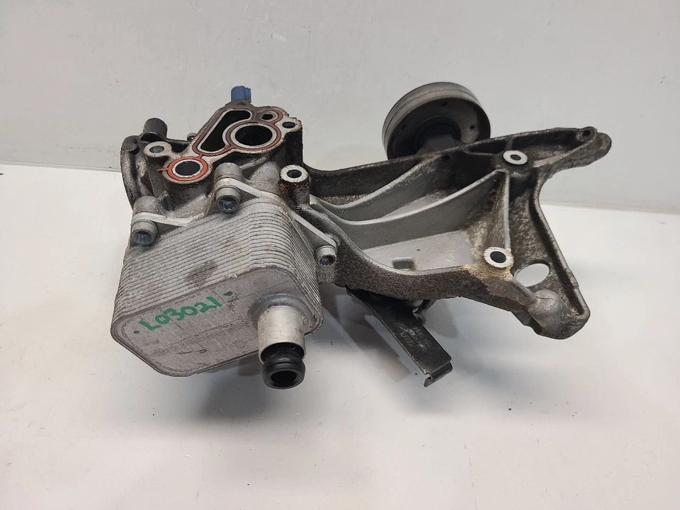 Audi Q5 2011 (2,0 L/AT) enfriador de aceite del motor con dirección asistida/soporte del alternador Foto 1 de 4