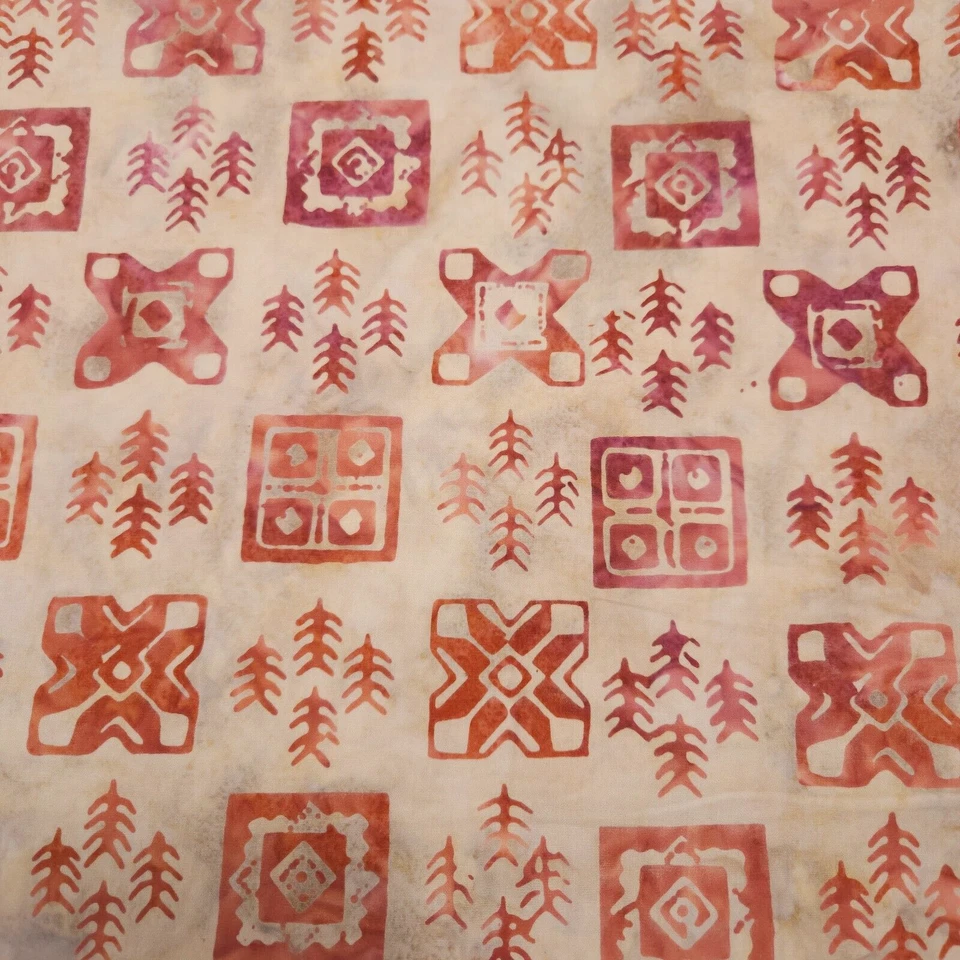 Декодируйте это! Тональная ржавая фиолетово-розовая плитка и деревья батик BTY Banyan - Изображение 1 из 4