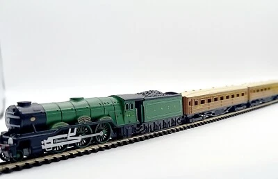 Z Gauge Scale LNER FLYING SCOTSMAN Locomotive & Carriages Model Railway Train - Image 1 of 4