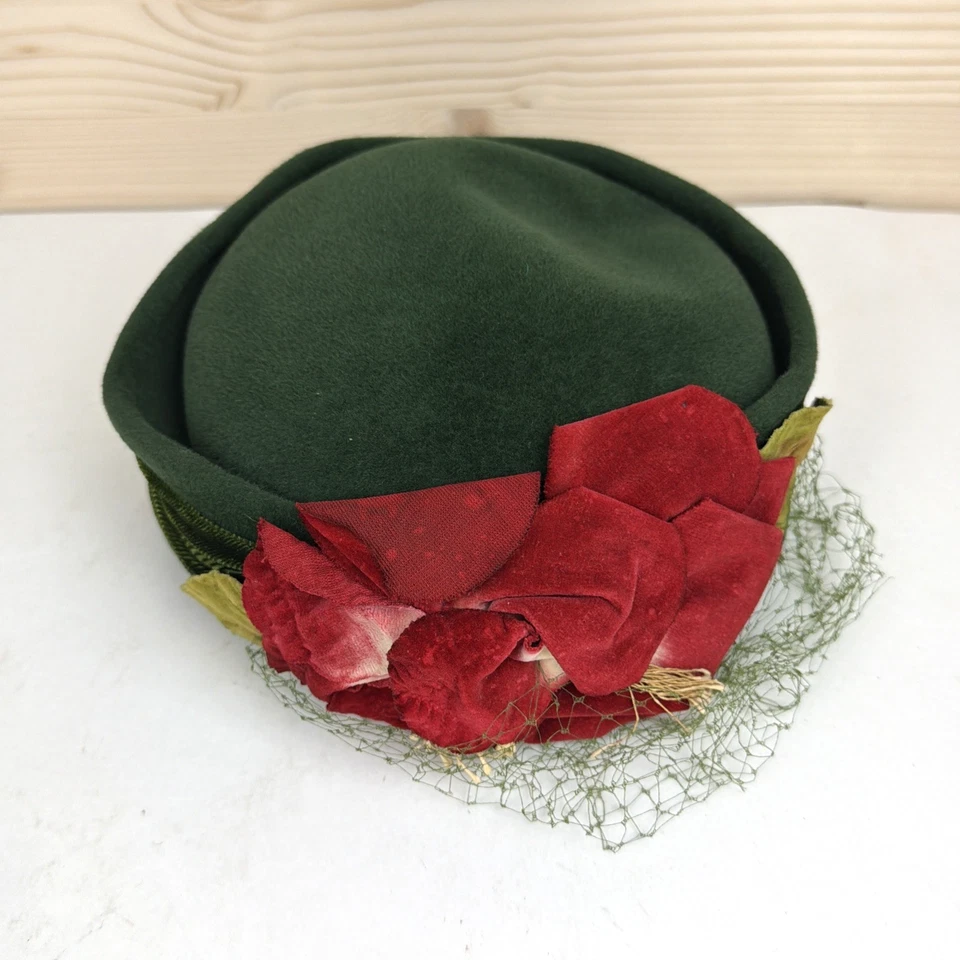 Sombrero de fieltro Neiman Marcus vintage años 40 con flores y velo - Hecho en Checoslovaquia Foto 1 de 4