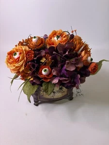 Expositor Floral Halloween con Maceta de Metal y Globo de Ojo Flores Otoño 12"H x 15"W - Imagen 1 de 12