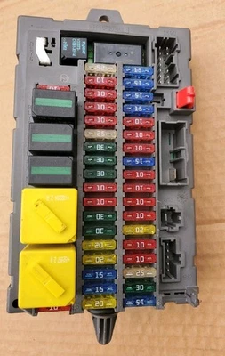 Land Rover Discovery 2 2003/04 panel de caja de fusibles interior yqe000251 4,6 L con SAI fabricante original Foto 1 de 4