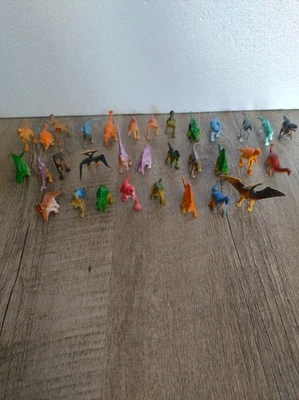 32 Stück Dinosaurier Figuren - kleine Mini Dino Sammlung Dinos Spielzeug Kinder - Bild 1 von 4