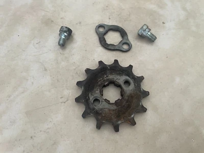 Lote 185-2, 1984 Honda ATC70 piñón de tracción delantera, placa de retención y pernos Foto 1 de 2