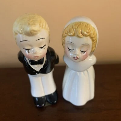 Porcelana Brillante Años 50 Novia y Novio Alcanzando el 1er Beso Boda Pastel Top Foto 1 de 4