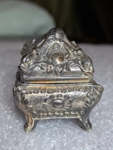 Scatola portagioie vintage ornato 2" piedi quadrati metallo argento cerniera - Foto 1 di 15