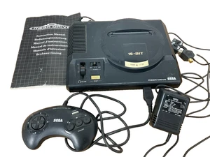 Consola Sega Mega Drive Sistema de Juegos Retro de 16 Bits con Controlador y Adaptador de Alimentación - Imagen 1 de 13