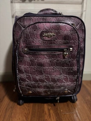 "Maleta extensible de 20"" Kathy Van Zeeland Croco Designer en púrpura" Foto 1 de 4