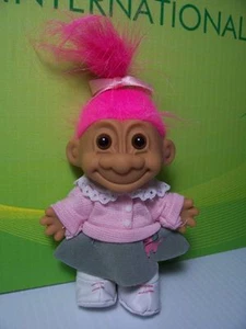 NIÑA CINCUENTA EN FALDA CANICHE - MUÑECA TROLL RUSS 5" - NUEVA EN BOLSA - Imagen 1 de 1