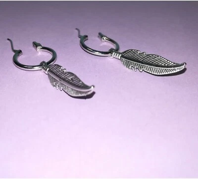 Orecchini a Cerchio Uomo Donna Cerchi con Piuma Pendente Colore Argento Unisex - Immagine 1 di 3