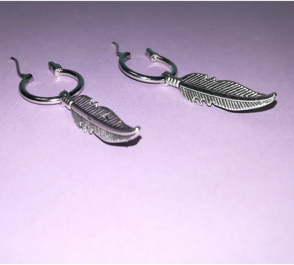 Orecchini a Cerchio Uomo Donna Cerchi con Piuma Pendente Colore Argento Unisex - Immagine 1 di 3