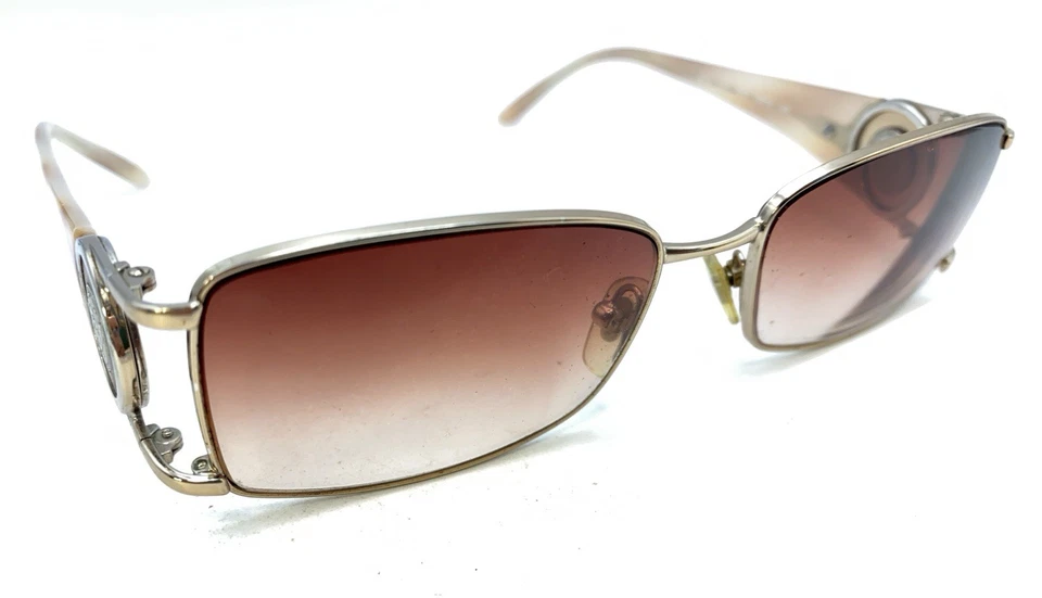 Gafas de sol Versace doradas blancas tostadas Mod 1131 1053 rectangulares lentes marrones 52-16 135 Foto 1 de 4