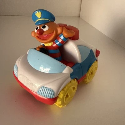 Tyco Preescolar Sesame Street Ernie 1997 en coche de policía  Foto 1 de 4