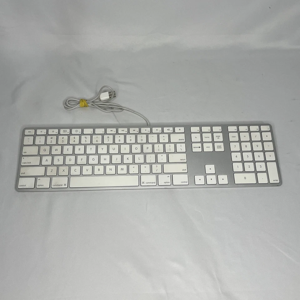 Genuine Apple A1243 Wired Mac Standard USB Keyboard w/ Numeric Keypad White - Image 1 of 4