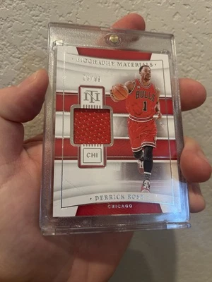 Camiseta deportiva usada del juego Derrick Rose 2021-22 National Treasures Biography Materials/99 Foto 1 de 2