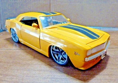 Camaro Z28 1969 Jada Big Time Muscle 1:24 amarillo oscuro con rayas negras Foto 1 de 4
