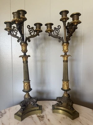 Antiguo par de candelabros franceses de bronce dorado del siglo XIX y principios del siglo XX Foto 1 de 4