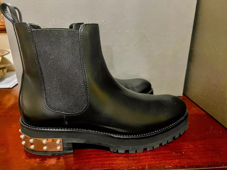 Alexander McQueen Women’s Boots Size 36. GOLDANIL CALF/ELASTIC 1000 Black. $684 - Image 1 of 4