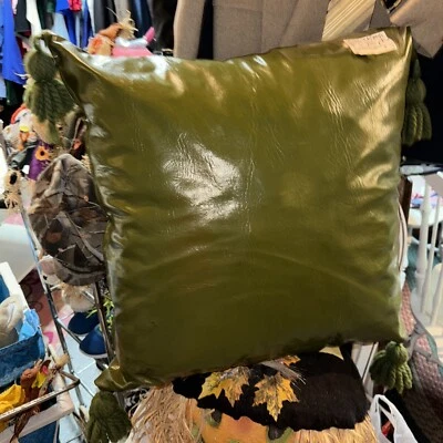 De colección. Almohada de vinilo verde con borlas tamaño 24x24 sin lágrimas ni rasgaduras ver fotos Foto 1 de 4