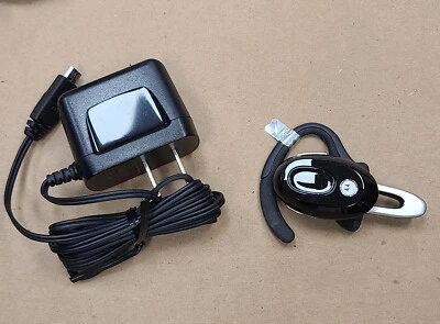 Motorola H720 Bluetooth Earpiece - for parts Only With Working Motorola Charger - Image 1 of 4