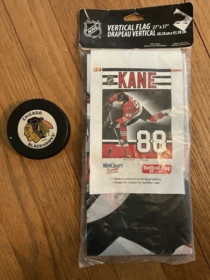 Хоккейная шайба NHL Chicago Blackhawks с вертикальным флагом Патрика Кейна 27 дюймов x 37 дюймов - Изображение 1 из 4