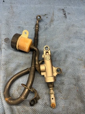 Cilindro maestro de freno trasero Yamaha YZF R1 2004-2006 Foto 1 de 3