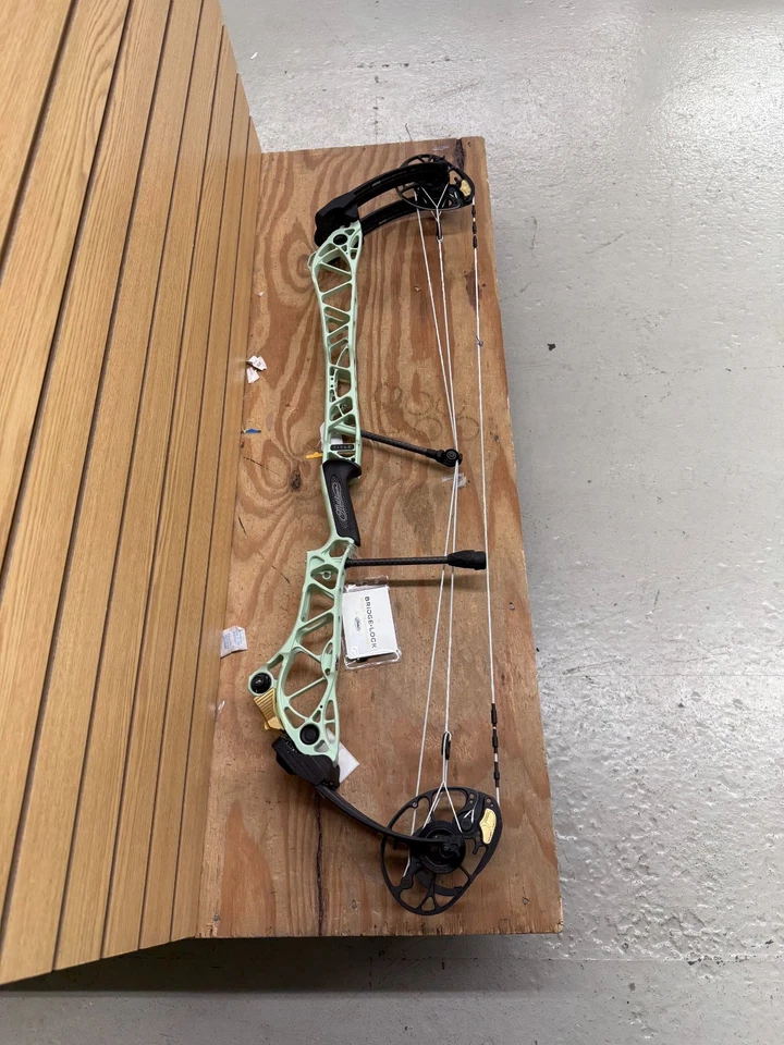 Mathews Title 38 gen 1 RH Mint Riser Black Limbs 60# 80% 29" - Image 1 of 1