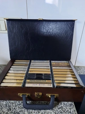 Kassettenkoffer 2/3, Vintage, Kassetten Konvolut, dazu 30 Stück MC Tape Retro  - Bild 1 von 4