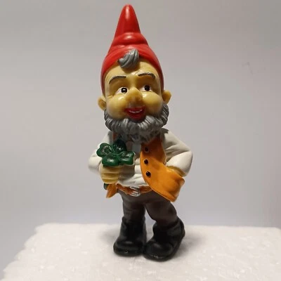 FIGURINE PLASTOY- NAIN DE JARDIN AVEC TREFLE À 4 FEUILLES - Photo 1/4