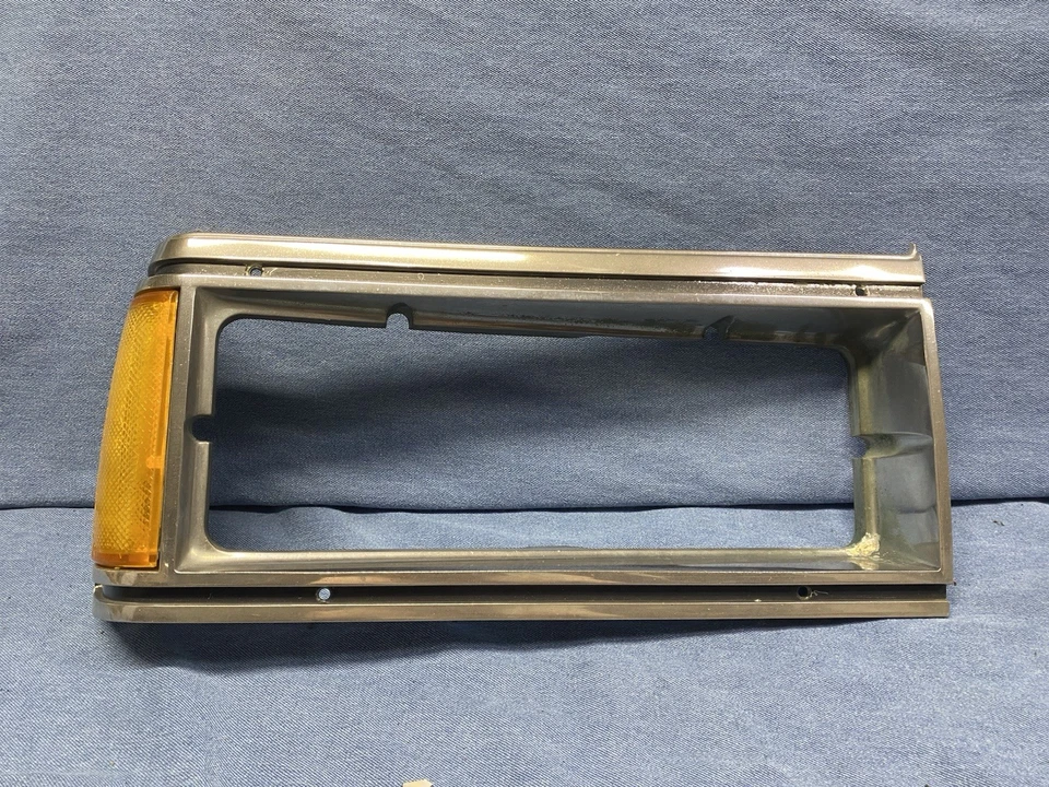 1980-1985 Chevy Caprice и 1985-1986 Pontiac Parisienne правый ободок фары - Изображение 1 из 4